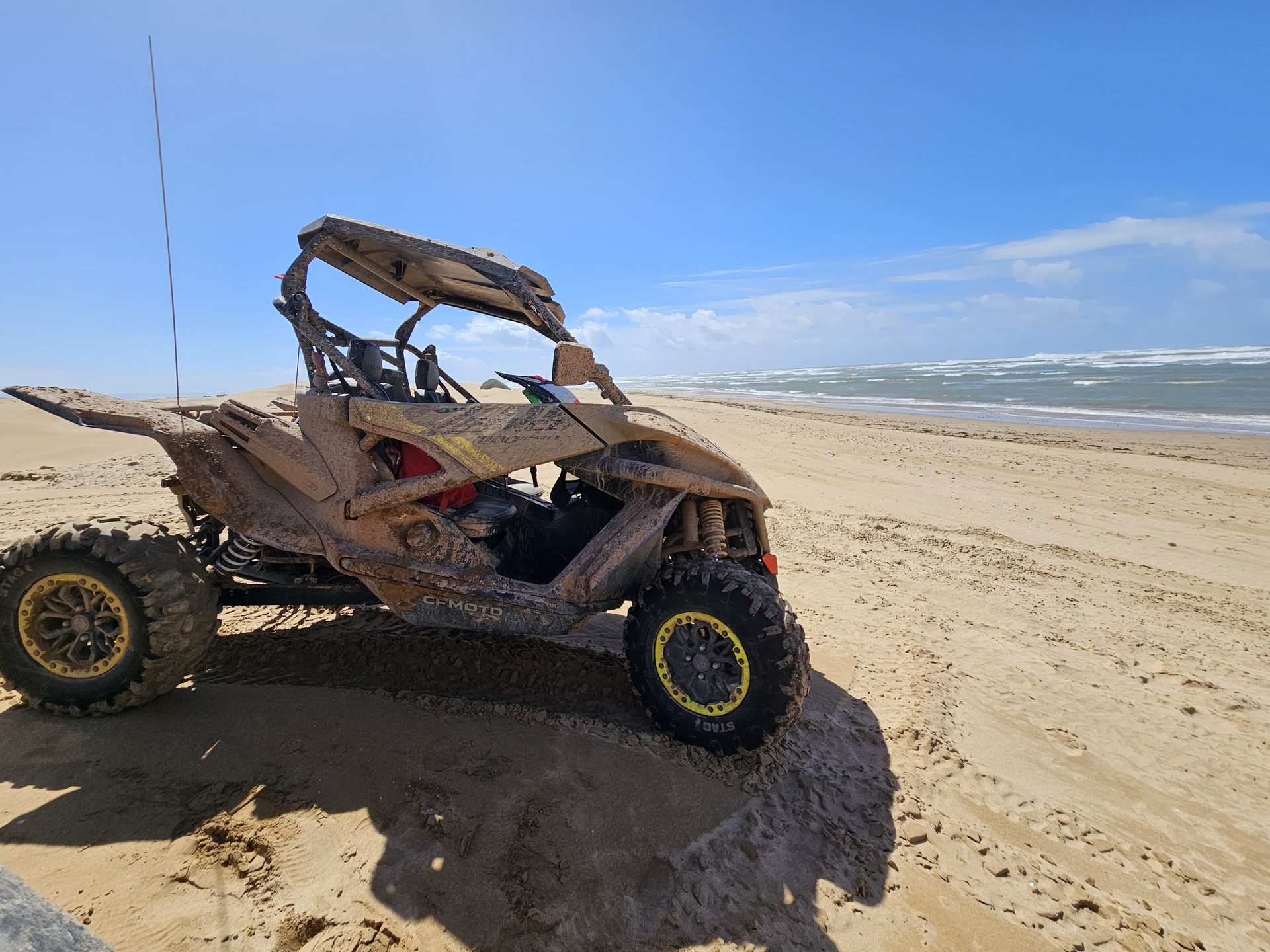 SSV CFMOTO Zforce sur la plage atlantique — raid Atlas-Atlantique LQC Aventures