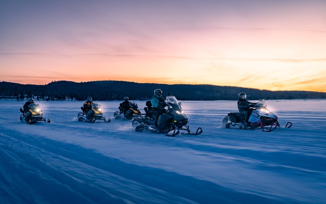 Groupe motoneiges Ski-Doo BRP 2026 en forêt québécoise